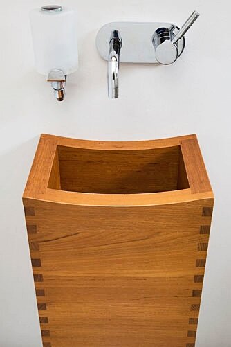modernes Waschbecken aus Holz von der Schreinerei Christian Münzberger